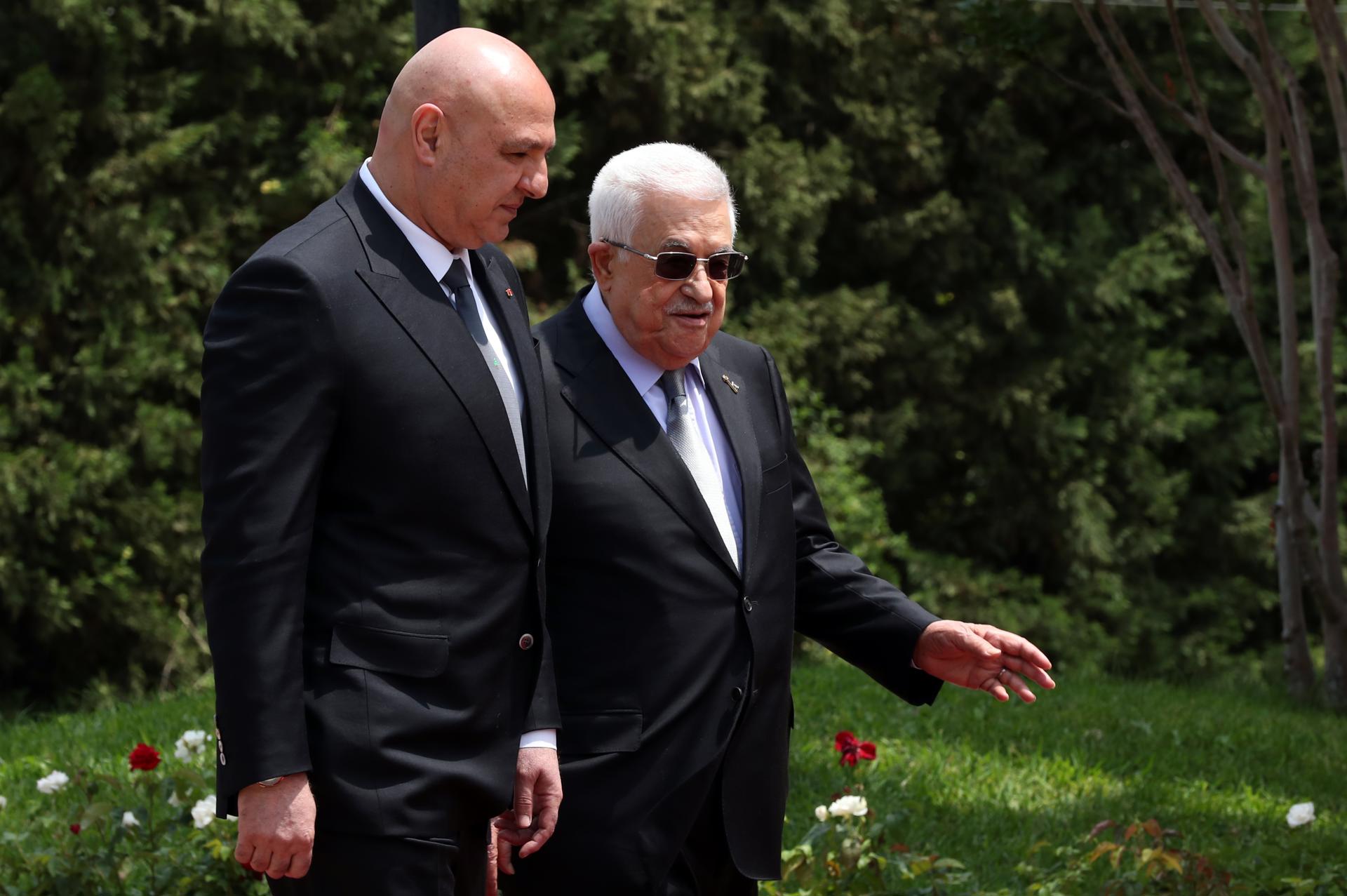 El presidente libanés, Joseph Aoun (I), recibe al presidente palestino, Mahmud Abás (D), a su llegada al palacio presidencial en Baabda, cerca de Beirut, Líbano, el 21 de mayo de 2025. Abás llegó a Beirut para una visita oficial de tres días para reunirse con funcionarios libaneses, así como para discutir asuntos relacionados con los campos de refugiados palestinos. (Líbano) EFE/EPA/WAEL HAMZEH