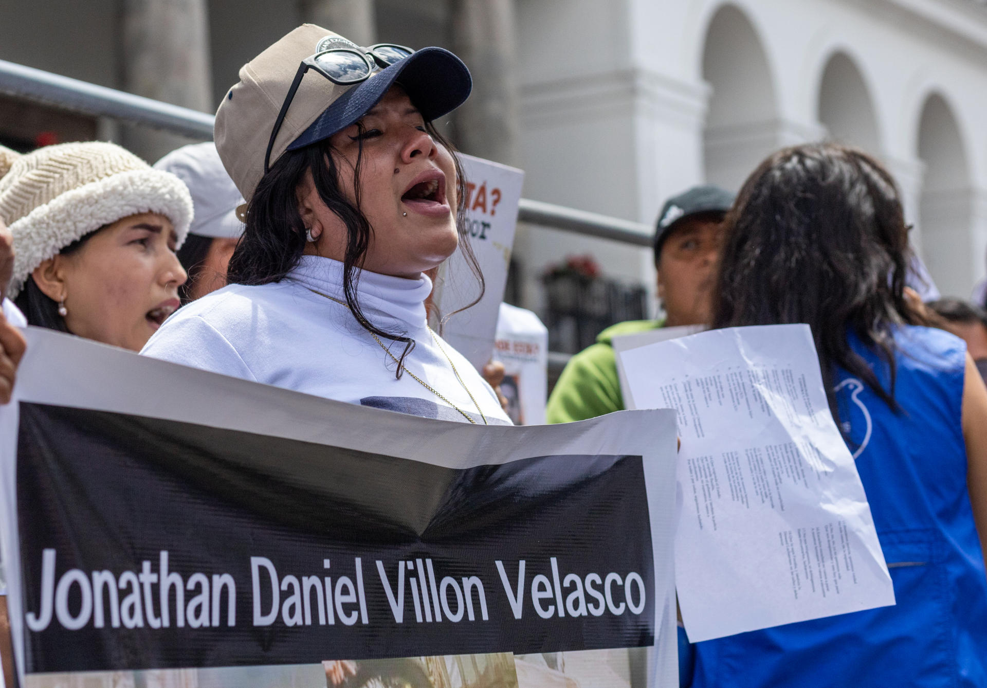 Familiares de víctimas de desaparición forzada en Ecuador fueron catados este viernes, 9 de mayo, al protestar frente al Palacio de Gobierno, en Quito (Ecuador). EFE/Alexander Martínez