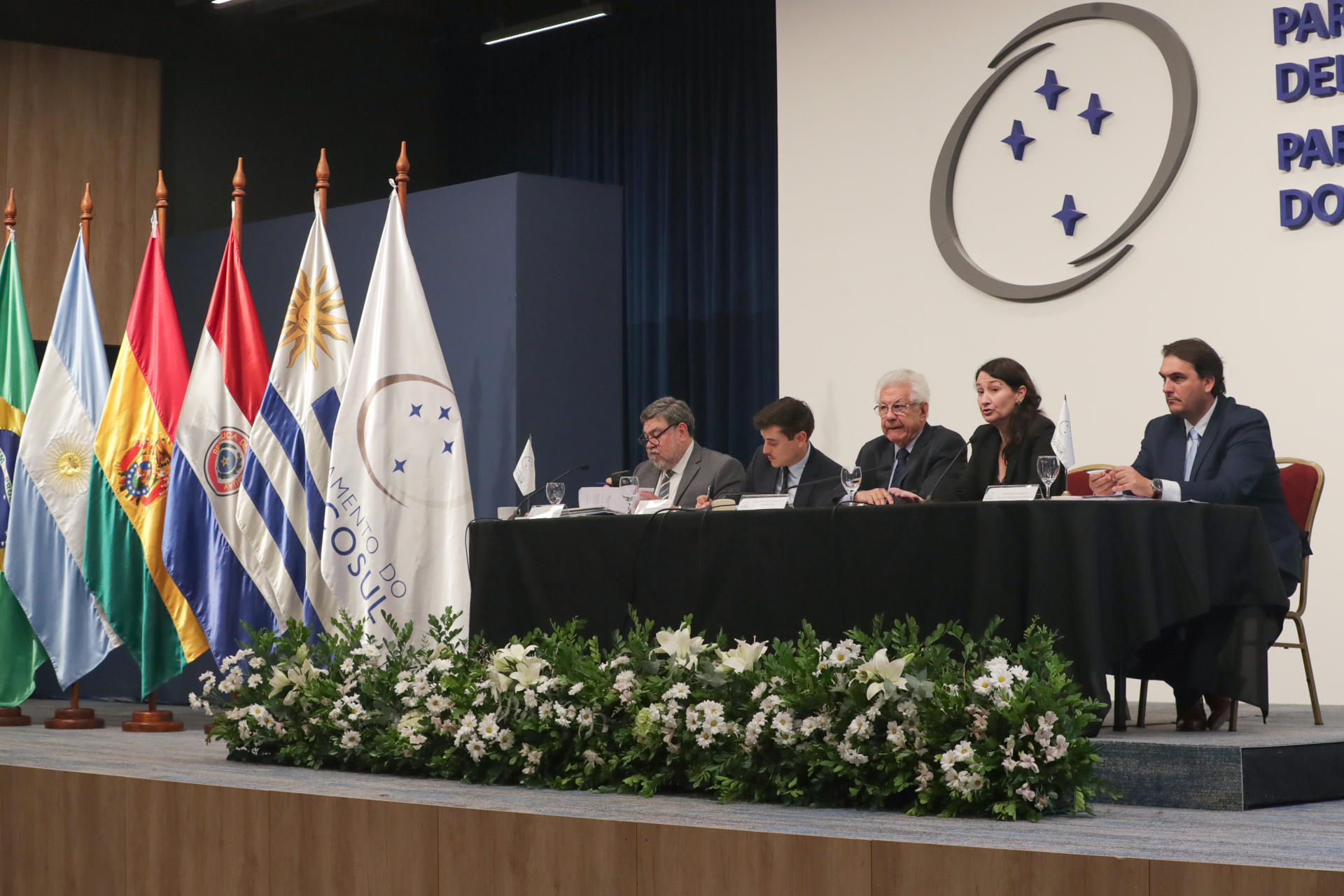 De izquierda a derecha: el secretario parlamentario del Parlasur, Edgar Lugo; el secretario de la Presidencia del Parlasur, Alexandre Andreatta; el presidente del Parlasur, Arlindo Chinaglia; la vicecanciller de Uruguay, Valeria Csukasi; y el secretario administrativo del Parlasur, Federico Ricagni, participan en la II Sesión Especial del Parlamento del Mercosur (Parlasur) este lunes, en Montevideo (Uruguay). EFE/ Alejandro Prieto