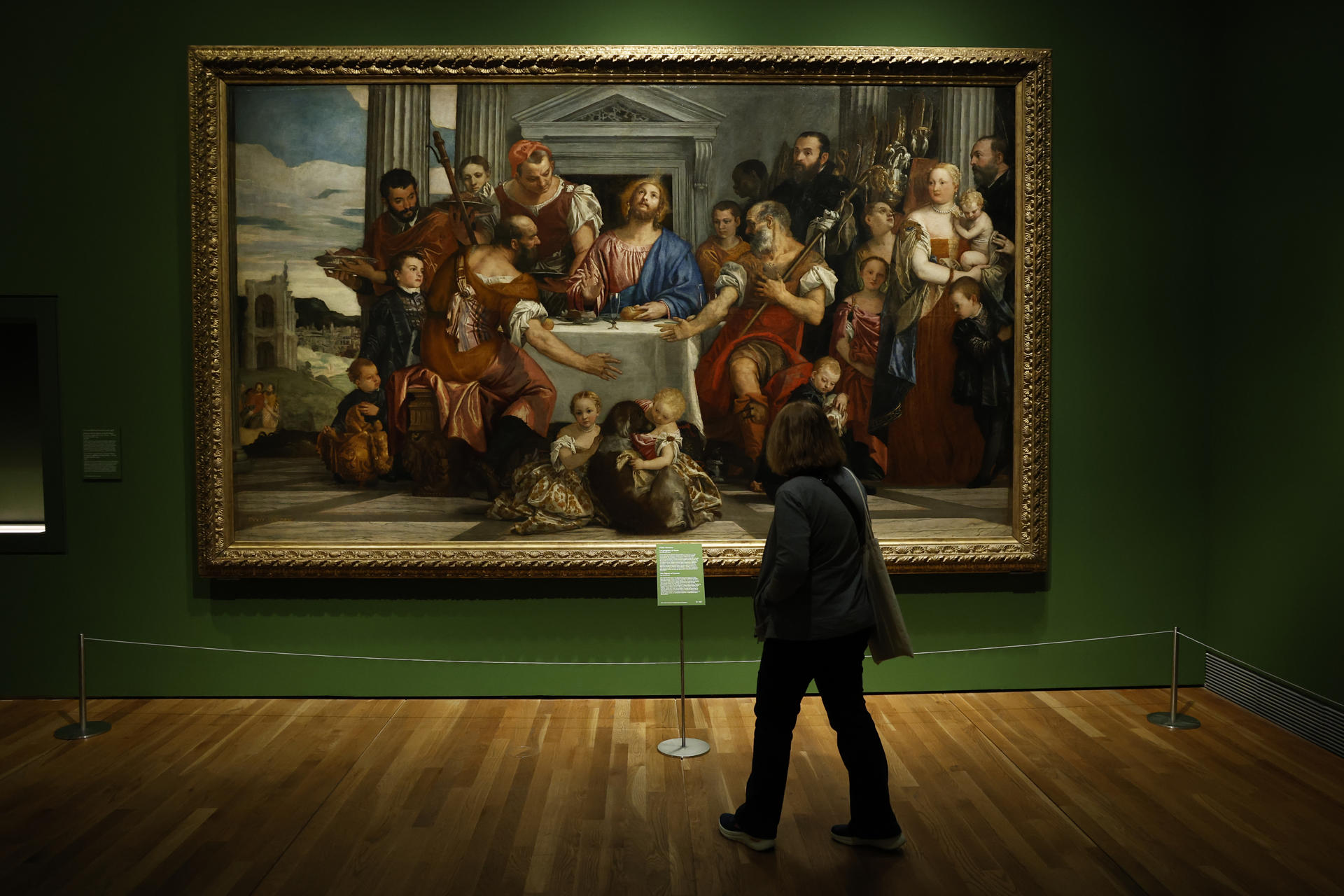 Un hombre contempla la obra de Paolo Veronese 'Los peregrinos de Emaús', este lunes en el Museo del Prado. El Museo Nacional del Prado presenta Paolo Veronese (1528-1588), la primera gran exposición monográfica en España del artista italiano, que mostrará más de cien obras procedentes de instituciones internacionales. EFE/Chema Moya