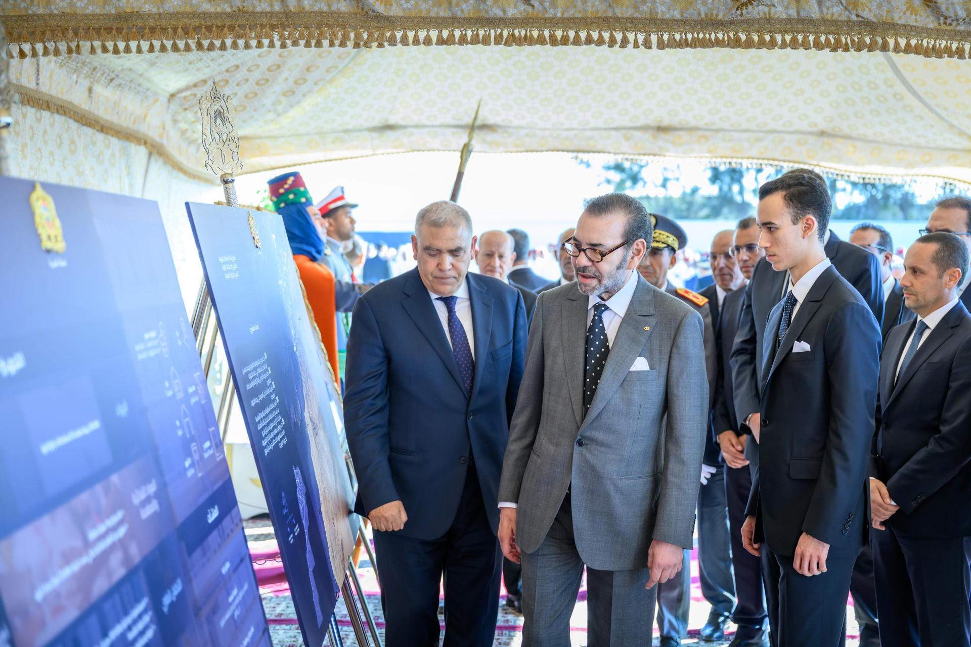 Marruecos lanzó la construcción de doce plataformas de reservas de primera necesidad repartidas en las respectivas regiones del país con un presupuesto global de 7.000 millones de dirhams (668 millones de euros) con el objetivo de hacer frente de manera inmediata a catástrofes naturales o desastres. Las obras de construcción de una de estas plataformas fue lanzada este miércoles por el rey Mohamed VI (2-i), acompañado por el príncipe heredero Mulay Hasan, en la comuna de Ameur, en la prefectura de Salé. EFE/MAP SÓLO USO EDITORIAL, PERMITIDO SU USO SÓLO EN RELACIÓN A LA INFORMACIÓN QUE APARECE EN EL PIE DE FOTO (CRÉDITO OBLIGATORIO)