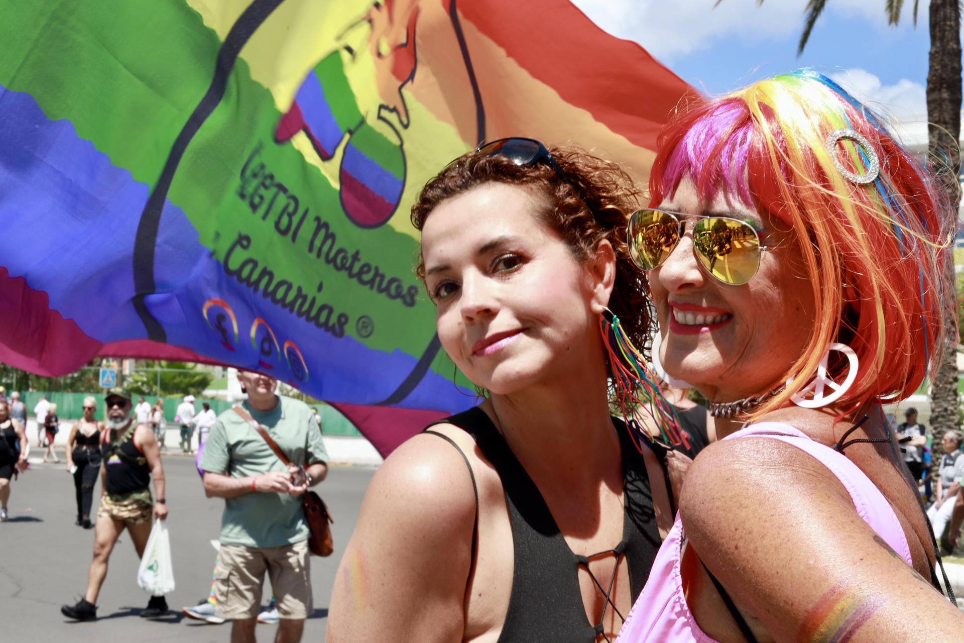 Miles de personas se congregan este sábado en el sur de Gran Canaria en la tradicional manifestación de las fiestas del Orgullo de Maspalomas, el destino turístico de referencia de la comunidad LGTBI en Europa durante buen parte del año. EFE/Laura Bautista