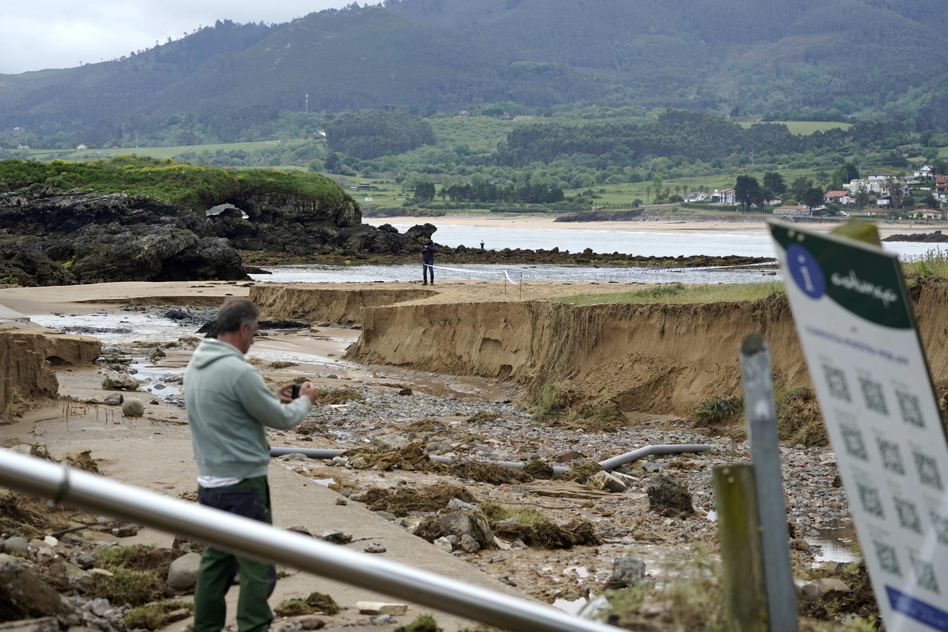 Intensas lluvias registradas desde ayer en la zona oriental de Asturias, en concejos como Colunga, que han elevado el caudal de los ríos y ha provocado afectaciones puntuales en algunos garajes y viviendas. El Gobierno del Principado ha activado este jueves el plan de inundaciones, según ha informado el Servicio de Emergencias del Principado de Asturias (SEPA), la situación de los ríos Libardón, en el concejo de Colunga, y Linares, y Villaviciosa, han superado los umbrales rojo y naranja, respectivamente. EFE/ Sepa **SOLO USO EDITORIAL/SOLO DISPONIBLE PARA ILUSTRAR LA NOTICIA QUE ACOMPAÑA (CRÉDITO OBLIGATORIO)***