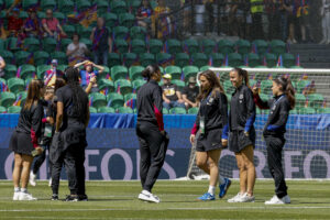 Las jugadoras del FC Barcelona caminan por el estadio José Alvalade de Lisboa (Portugal) antes de la final que enfrentará al equipo catalán contra el Arsenal en la Liga de Campeones. EFE/ Toni Albir