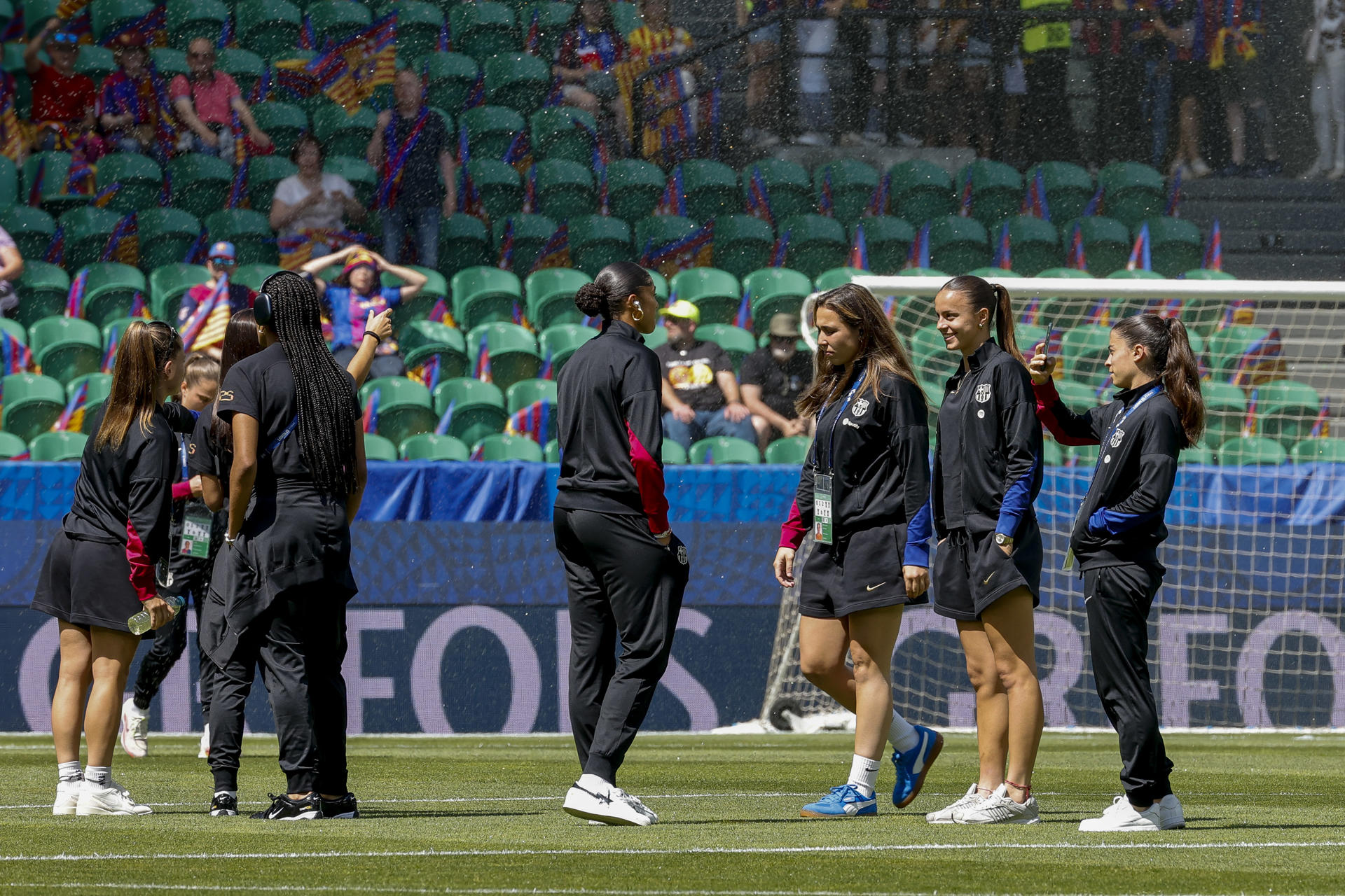 Las jugadoras del FC Barcelona caminan por el estadio José Alvalade de Lisboa (Portugal) antes de la final que enfrentará al equipo catalán contra el Arsenal en la Liga de Campeones. EFE/ Toni Albir