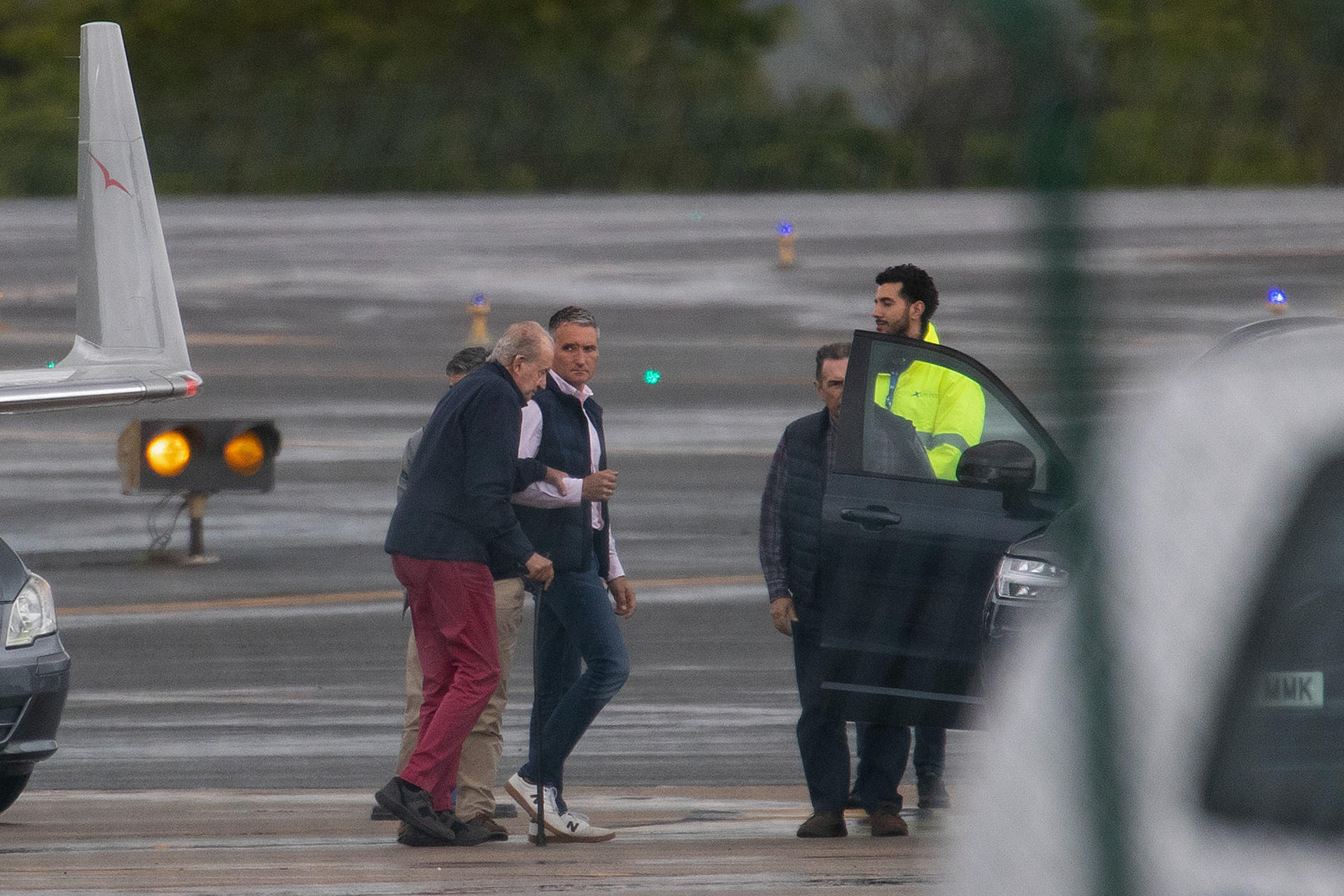 El rey emérito a su llegada este lunes a Vigo (Galicia), para pasar con sus amigos del deporte de vela el resto de la semana, una visita que se produce en vísperas del acto de conciliación con el expresidente cántabro Miguel Ángel Revilla, que se celebrará el viernes en Santander. EFE/ Salvador Sas