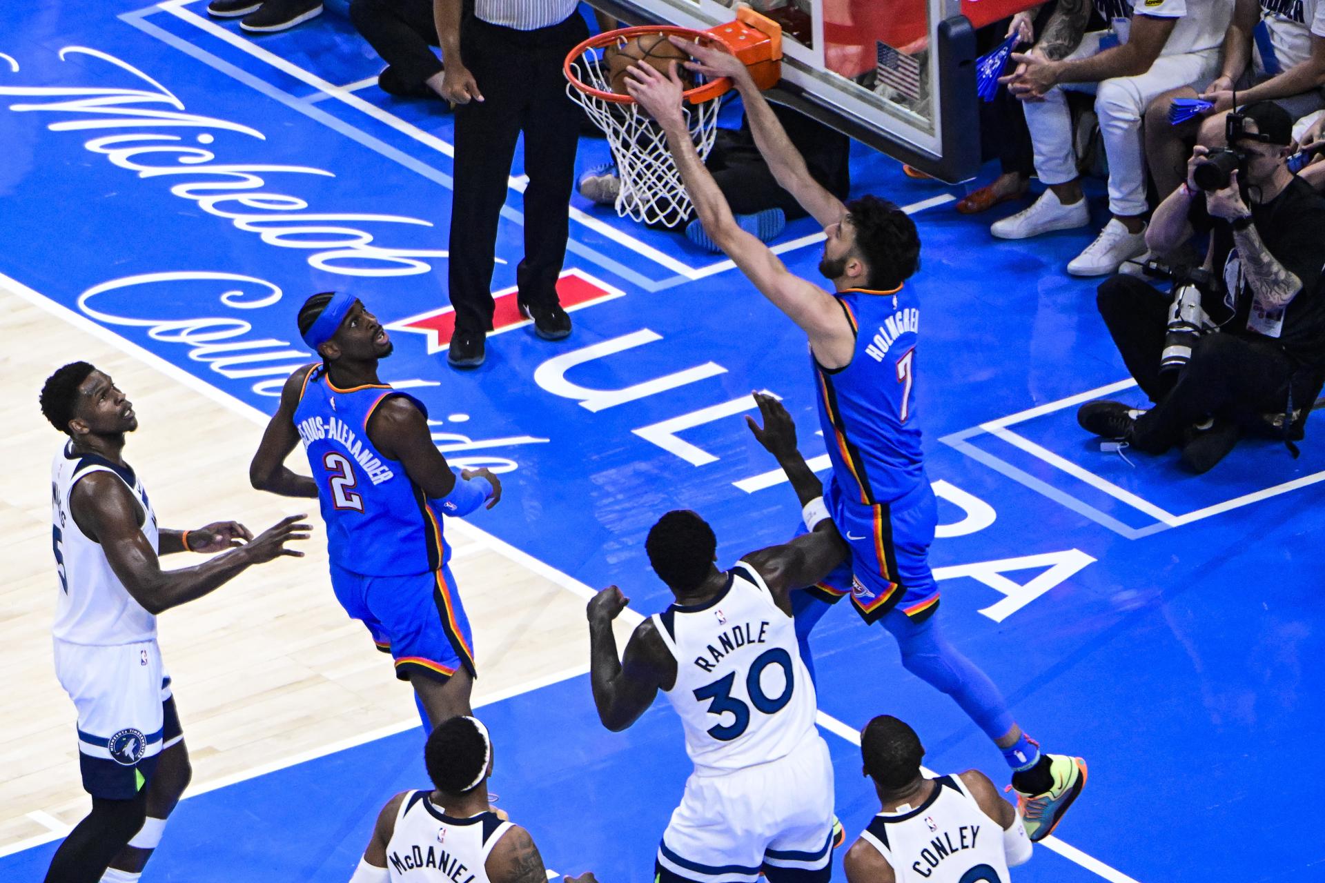 El alero Chet Holmgren (arriba), anota para los Thunder, que este miércoles derrotaron en el Paycom Center de Oklahoma City por 124-94 a Minnesota Timberwolves en el quinto juego de las finales de la Conferencia Oeste, que han dominado con un 4-1, y de paso les ha garantizado su presencia en las Finales de la NBA, que comenzarán el 5 de junio. EFE/EPA/GERALD LEONG