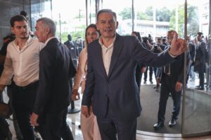 El primer ministro en funciones de Portugal, líder de la coalición Alianza Democrática (AD) y presidente del Partido Social Demócrata (PSD) portugués, Luis Montenegro (d), a su llegada al hotel donde espera los resultados de las elecciones generales, en Lisboa (Portugal). EFE/Miguel A. Lopes