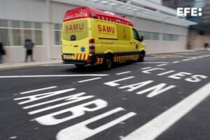 Una ambulancia a su llegada al Hospital Clínico.EFE/Kai Försterling