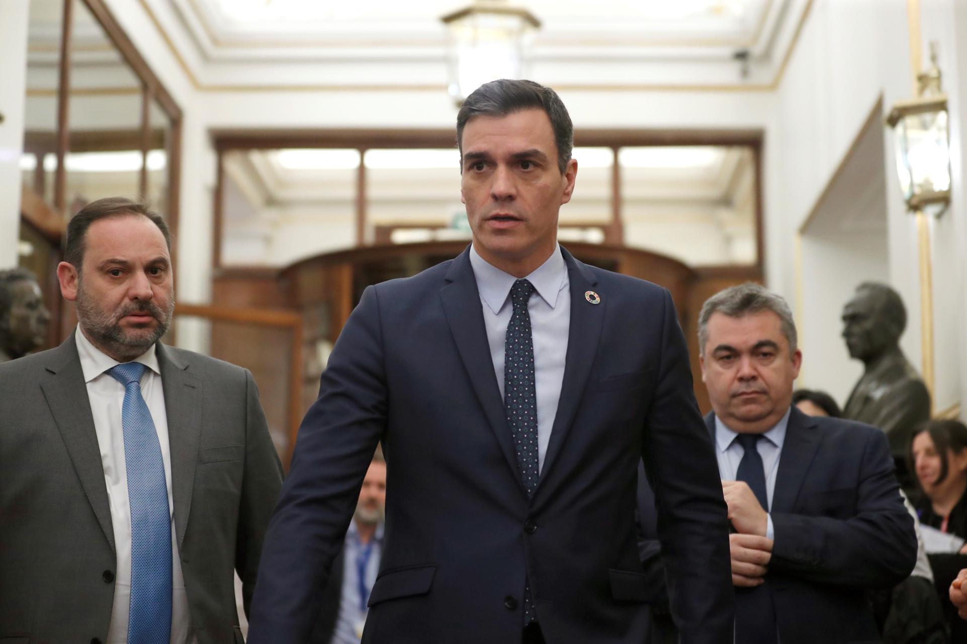 Foto de archivo (04/02/2020) del presidente del Gobierno, Pedro Sánchez (c), junto al ministro de Transportes, Movilidad y Agenda Urbana, José Luis Ábalos (i), en el Congreso de los Diputados en Madrid. EFE/Zipi