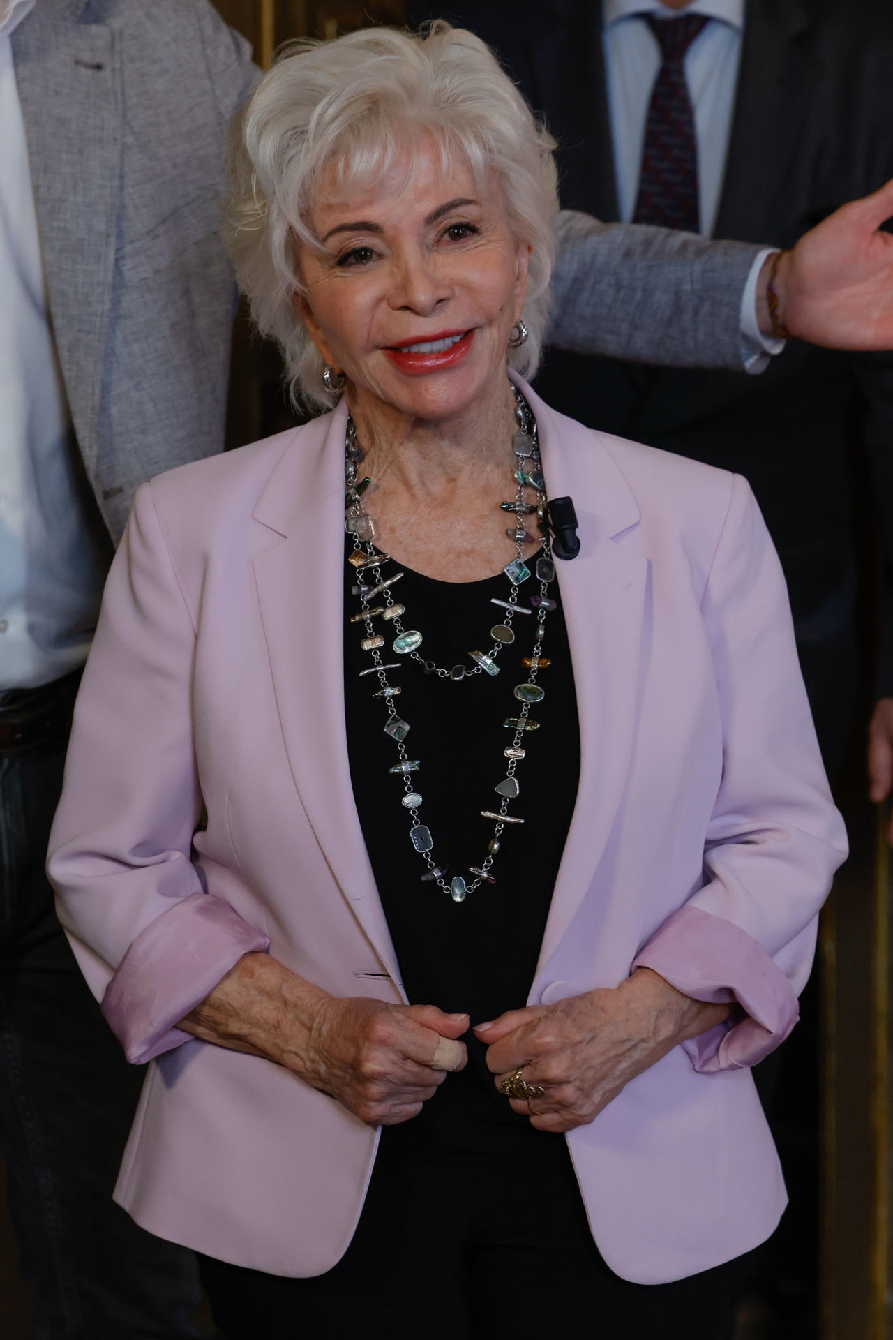 La escritora chilena Isabel Allende presenta este miércoles en Madrid su nueva novela, 'Mi nombre es Emilia del Valle', una historia de amor y guerra protagonizada por una mujer que sobrevive y se reinventa, un personaje de una saga, Del Valle, que empezó con 'La casa de los espíritus'. EFE/ Zipi