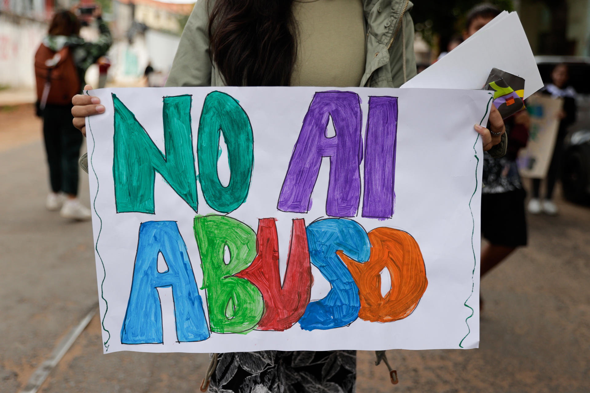 Una persona sostiene un cartel durante la 'Caminata del Lazo Verde' en contra del abuso sexual y todo tipo de violencia contra niños, este viernes en Asunción (Paraguay). EFE/Juan Pablo Pino