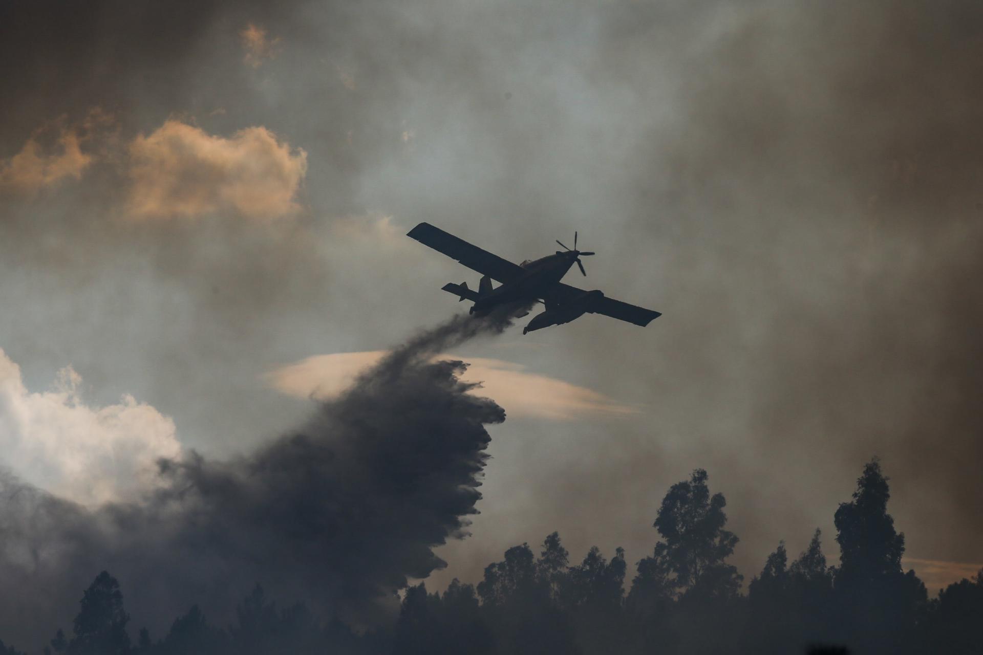 En la imagen de archivo, un avión lanza agua sobre el incendio forestal en Oleiros, Castelo Branco, Centro de Portugal. EFE/EPA/PAULO CUNHA