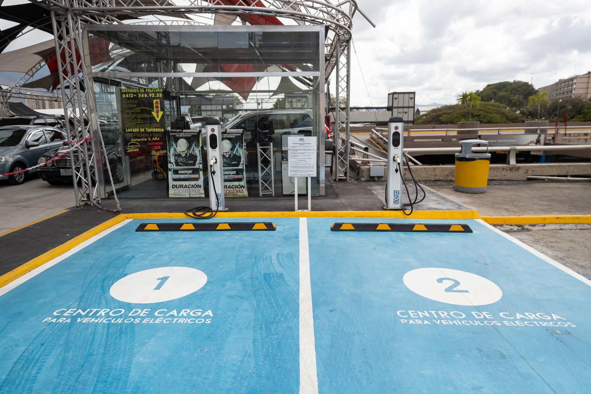 Fotografía del 2 de abril del 2025 de un punto de carga para autos eléctricos, en Caracas (Venezuela). Venezuela, con una economía a base de combustibles fósiles, avanza lento pero seguro hacia la movilidad eléctrica, con la incorporación de vehículos de este tipo al parque automovilístico nacional y la instalación de estaciones de recarga. EFE/ Ronald Peña R