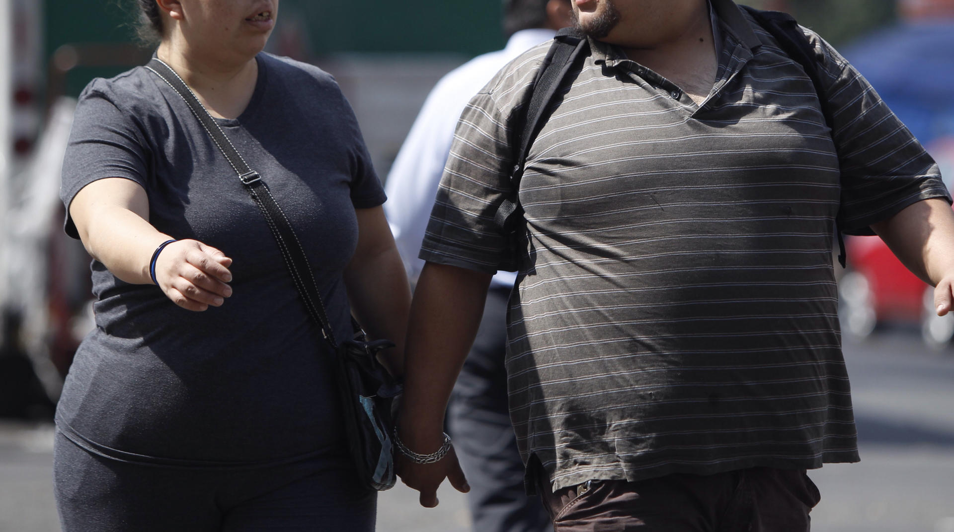 Personas con obesidad caminando, en una fotografía de archivo. EFE/Sáshenka Gutiérrez