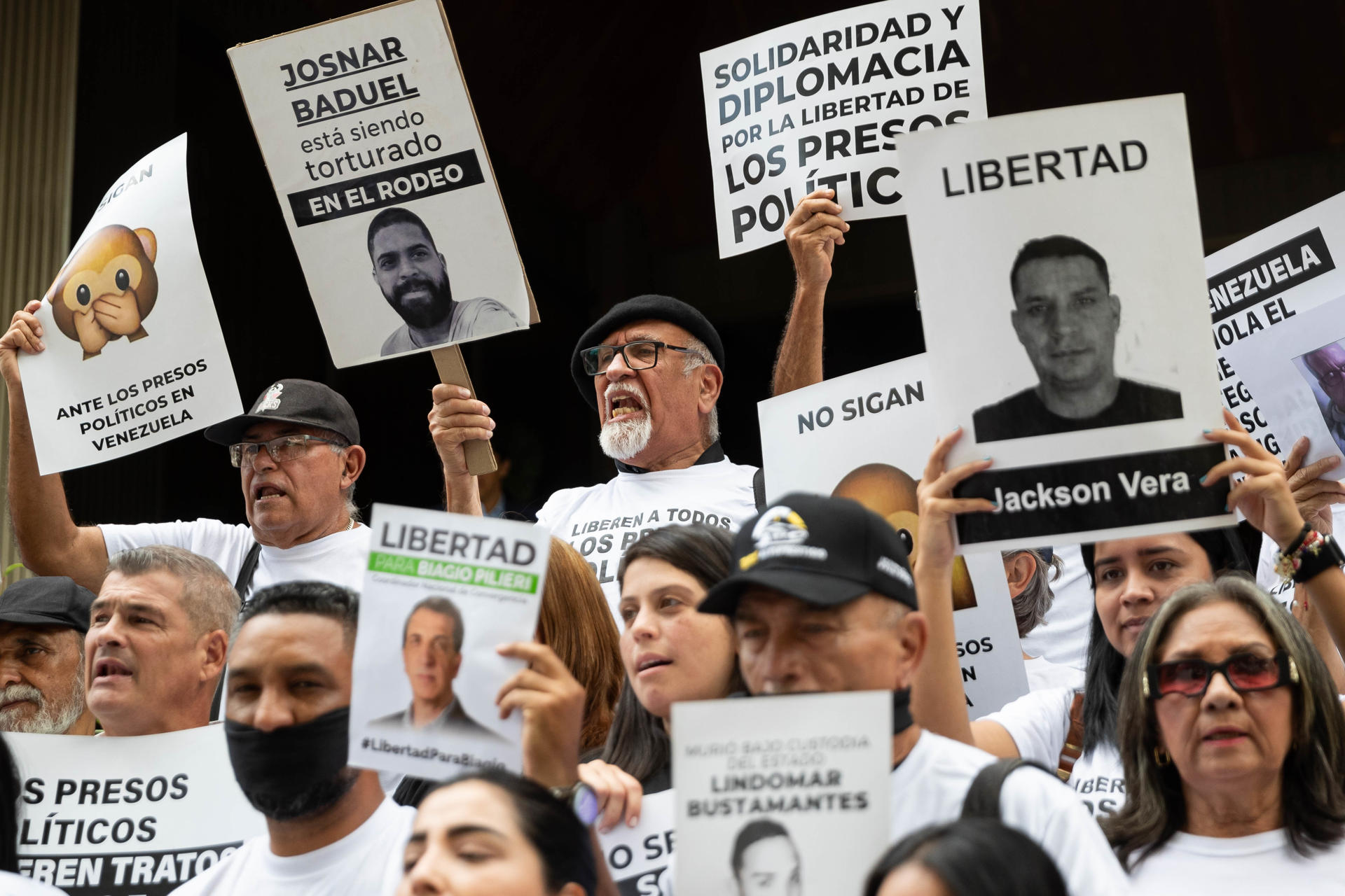 Personas participan en una manifestación por la liberación de los "presos políticos" en Caracas (Venezuela). EFE/ Ronald Peña R