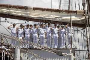 Guardiamarinas del buque escuela de la Armada española Juan Sebastián de Elcano, donde se está formando la heredera de la corona, la princesa Leonor, se despiden este sábado, en Santo Domingo (República Dominicana). EFE/ Orlando Barría