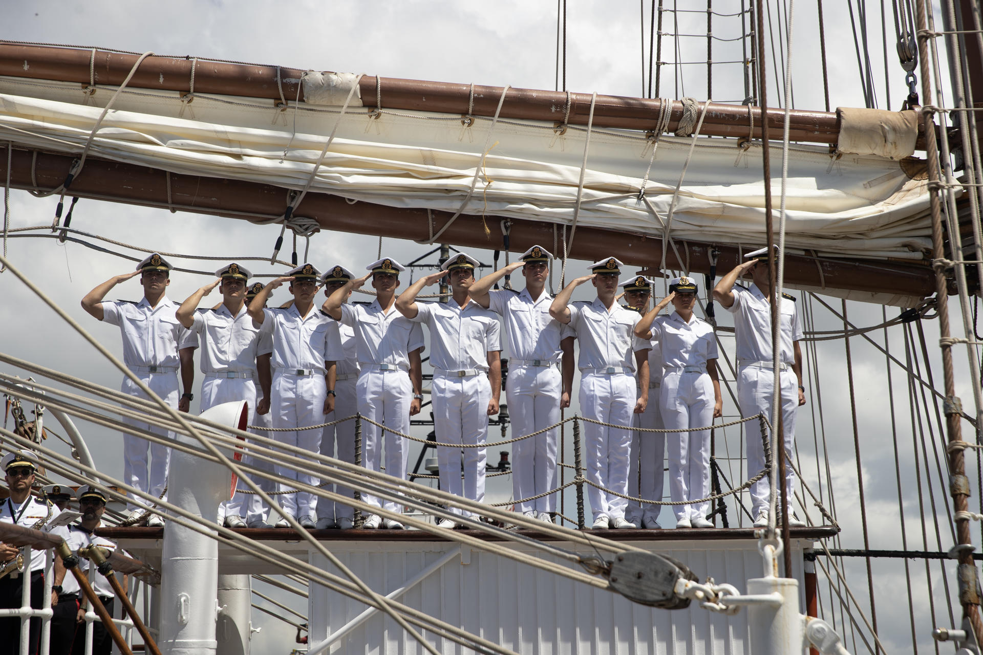 Guardiamarinas del buque escuela de la Armada española Juan Sebastián de Elcano, donde se está formando la heredera de la corona, la princesa Leonor, se despiden este sábado, en Santo Domingo (República Dominicana). EFE/ Orlando Barría
