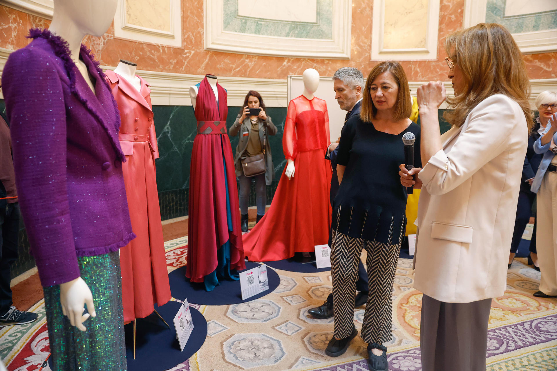 La presidenta del Congreso, Francina Armengol durante el acto de inauguración de la exposición La voz de las supervivientes a través de puntadas de dignidad, este martes en la Cámara Baja. EFE/ J.P.Gandul
