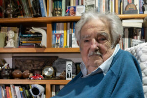 Fotografía de archivo, tomada el pasado 18 noviembre del expresidente de Uruguay José Mujica, durante una entrevista con EFE, en Montevideo (Uruguay). EFE/Sofía Torres