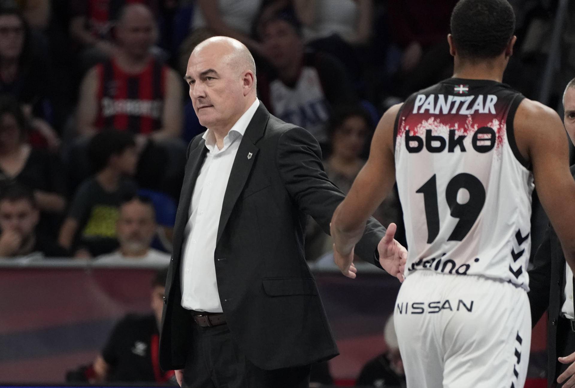 - El entrenador del Bilbao Basket, Jaume Ponsarnau, durante el partido de la Liga Endesa de Baloncesto, entre el Baskonia y el Bilbao Basket, en el Fernando Buesa Arena de Vitoria. EFE/ L. RICO