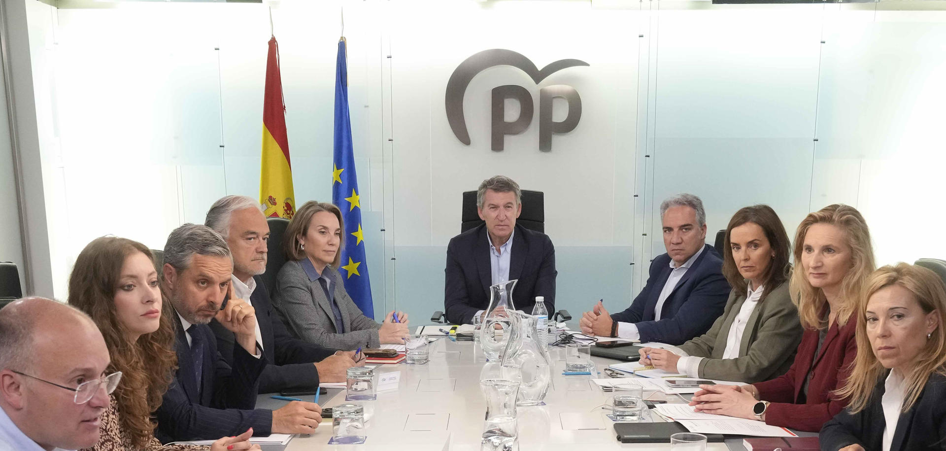 El presidente del PP, Alberto Núñez Feijóo (c), preside la reunión del comité de dirección de su partido este lunes en Madrid. EFE/ Tarek / PP / ***SOLO USO EDITORIAL/SOLO DISPONIBLE PARA ILUSTRAR LA NOTICIA QUE ACOMPAÑA (CRÉDITO OBLIGATORIO)***