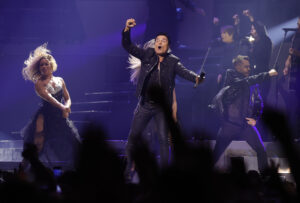El artista puertoriqueño Chayanne durante el concierto que ha ofrecido este domingo en A Coruña enmarcado en la gira 'Bailemos otra vez'. Tras diez años de ausencia en España, Chayanne vuelve con su gira con 'Bailemos otra vez'. EFE/ Cabalar