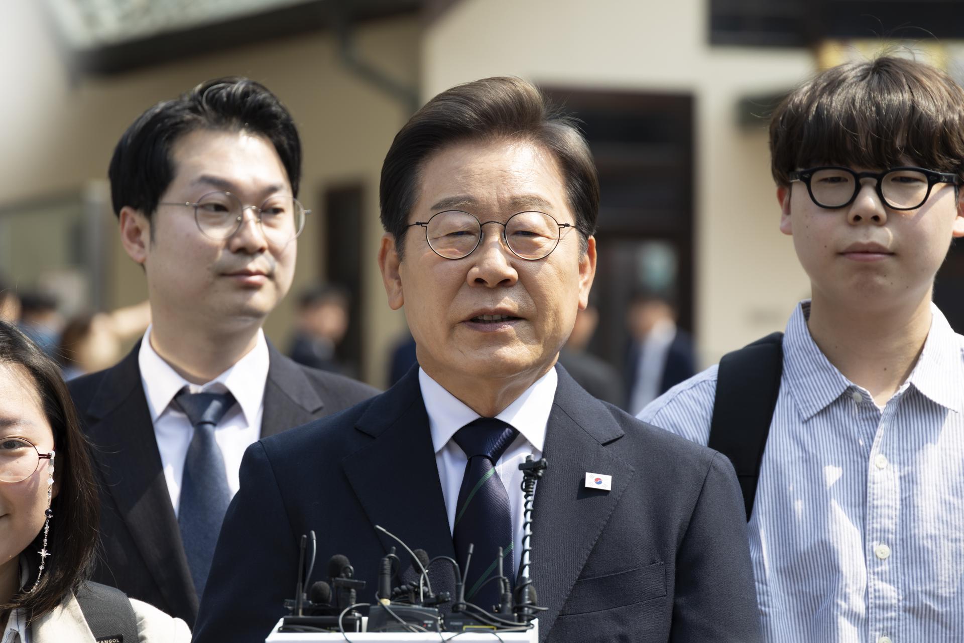 Lee Jae-myung (C), candidato presidencial del Partido Democrático (PD), habla durante una conferencia de prensa tras emitir su voto en un colegio electoral en Seúl, Corea del Sur, el 29 de mayo de 2025. EFE/EPA/JEON HEON-KYUN