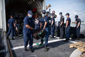 La Guardia Costera de EE.UU. (USCG, en inglés) informó la incautación de alrededor de 12.800 kilos de cocaína, con un valor estimado de 211,3 millones de dólares en las calles, como resultado de cuatro interdicciones realizadas en el Pacífico Oriental. EFE/Diana Sherbs/Guardia Costera de EE.UU.