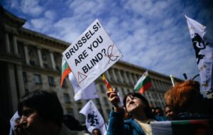 Miles de personas salieron este sábado a las calles de Sofía y de más de un centenar de ciudades de Bulgaria para manifestarse contra la prevista adopción del euro el 1 de enero de 2026, en una protesta organizada por el partido ultranacionalista 'Resurrección', la tercera fuerza política del país. EFE/EPA/BORISLAV TROSHEV