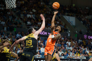 El base del Valencia Basket Jean Montero (d) y el pívot de La Laguna Tenerife Gio Shermadini (i) durante el partido de la jornada 33 de la Liga Endesa, que se disputó este domingo en el pabellón Santiago Martín de La Laguna (Tenerife) EFE/Ramón de la Rocha