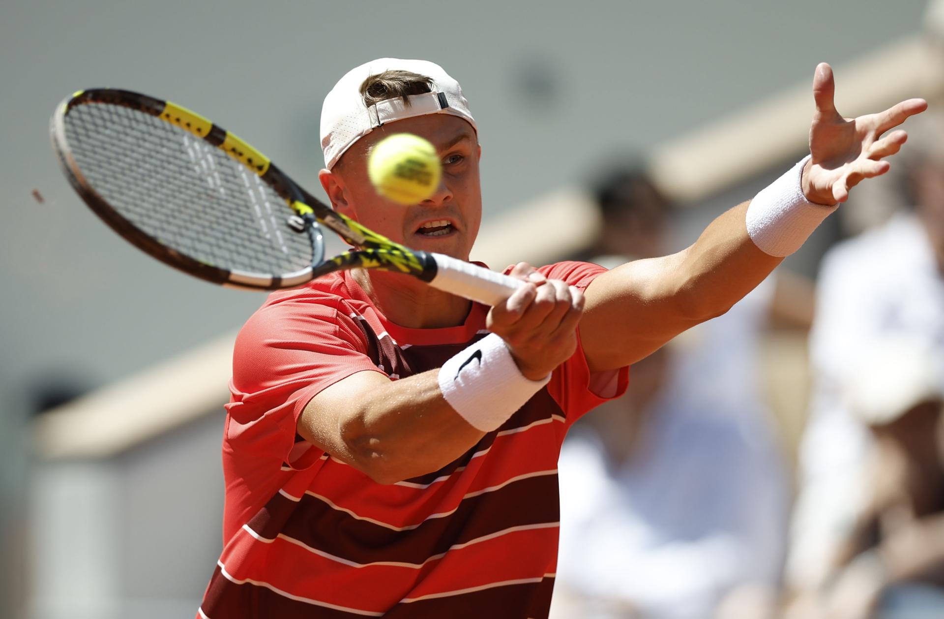 El danés Holger Rune (en la imagen) y el estadounidense Tommy Paul escaparon a dos partidos complicados para alcanzar los octavos de final de Roland Garros en duelos a cinco sets. EFE/EPA/YOAN VALAT