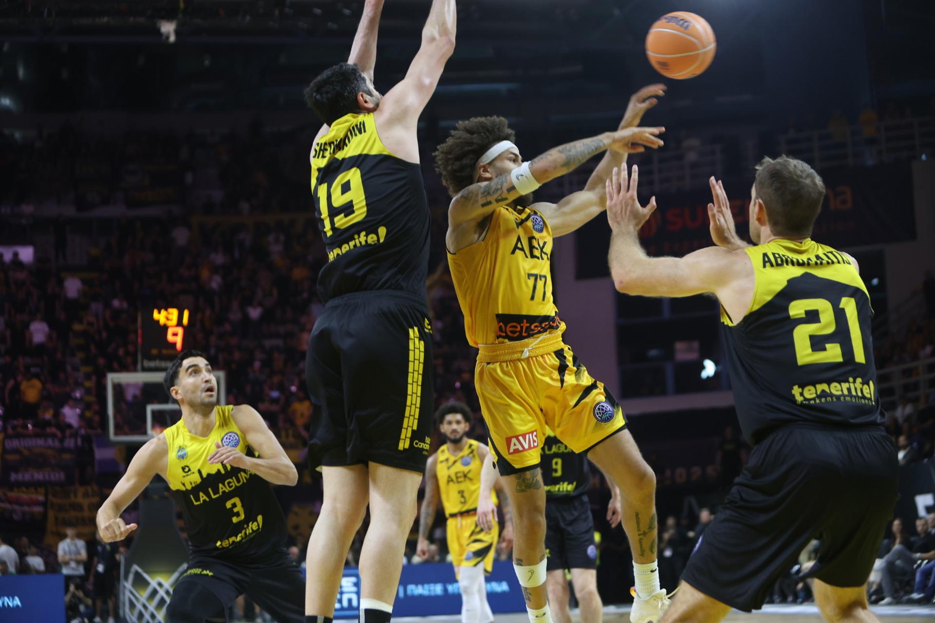 El jugador de La Laguna Tenerifes Giorgi Shermadini (I) en acción Hunter Hale (c), del AEK, durante el partido por el tercer puesto de la FIBA Champions League en Ano Liosia, Atenas, Grecia. EFE/EPA/PANAGIOTIS MOSCHANDREOU
