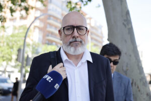 El geriatra Francisco Javier Martínez Peromingo a su llegada a los juzgados en Madrid. EFE/Sergio Pérez