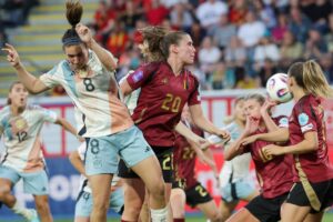 España goleó este viernes a Bélgica (1-5) con sendos dobletes de Esther González y Athenea del Castillo y un tanto de Alba Redondo, se mantuvo como líder del grupo A3 de la Liga de Naciones y depende de ella misma para pasar a la fase final, que alcanzará si gana o empata con Inglaterra en Barcelona. EFE/EPA/OLIVIER MATTHYS