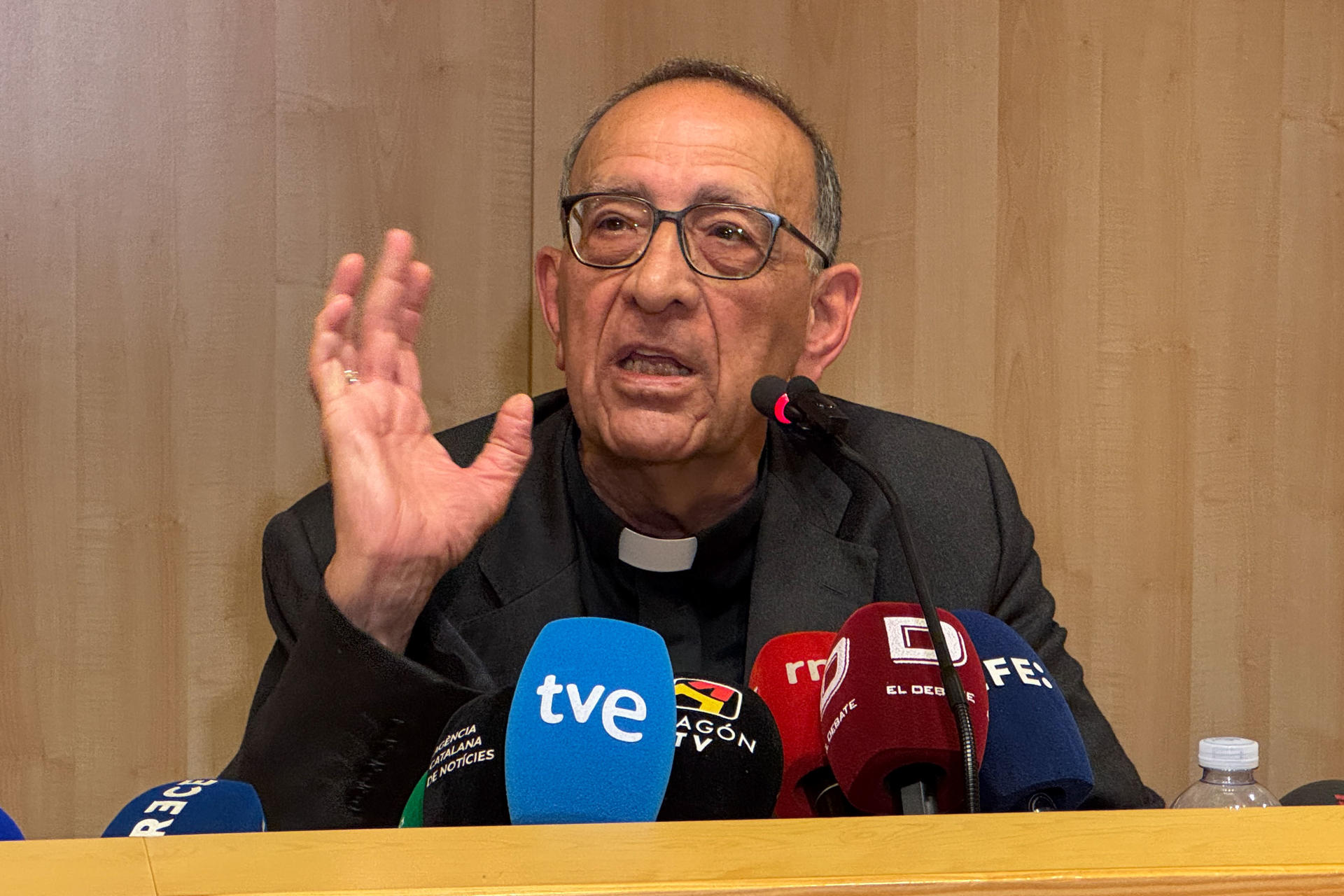 El cardenal Juan José Omella, Arzobispo de Barcelona, ofrece una rueda de prensa este viernes en Barcelona. EFE/ Daniel Cáceres