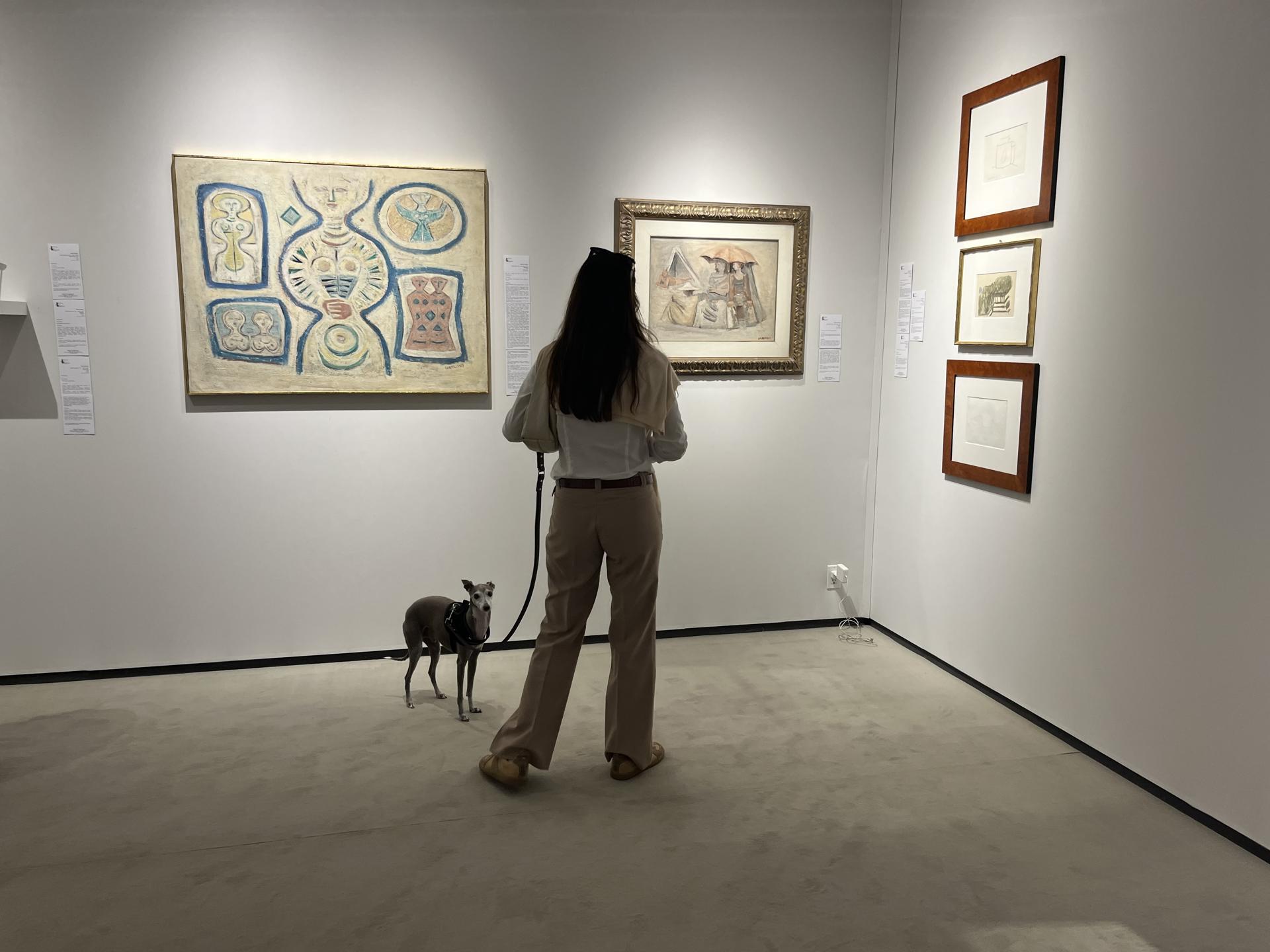Una persona observa las obras expuestas este jueves, durante la primera jornada de la feria TEFAF en Nueva York (EE.UU.). EFE/ Nora Quintanilla