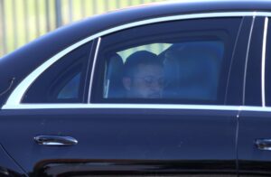 El presidente ucraniano, Volodímir Zelenski, en un coche de camino a reunirse con su homólogo turco en Ankara, el 15 de mayo de 2025. EFE/EPA/NECATI SAVAS