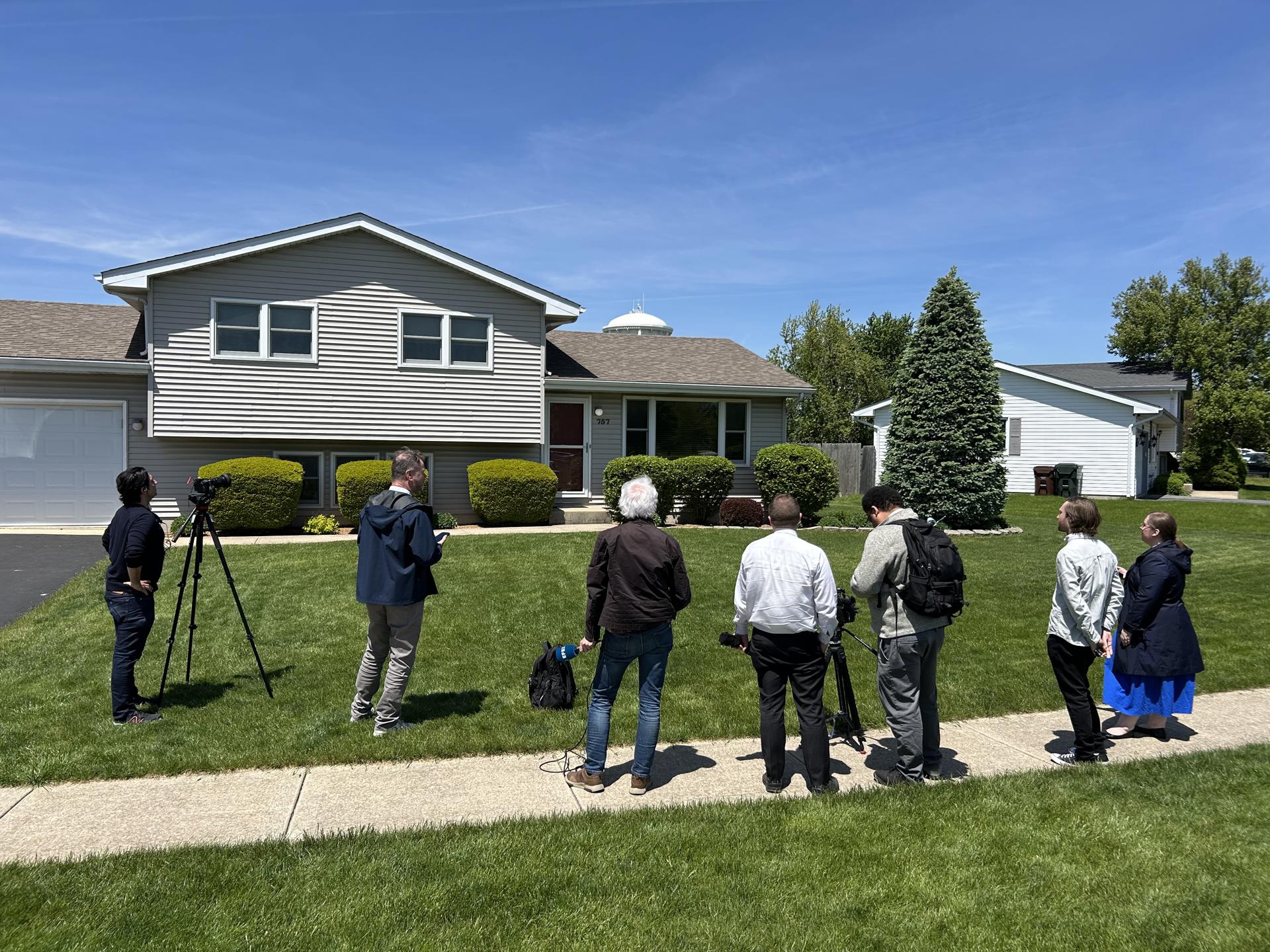 Un grupo de periodistas fue captado este viernes, 9 de mayor, al esperar frente a la casa de John Prevost, hermano del papa León XIV, en el barrio New Lenox, en Chicago (Illinois, EE.UU.). EFE/Javier Otazu