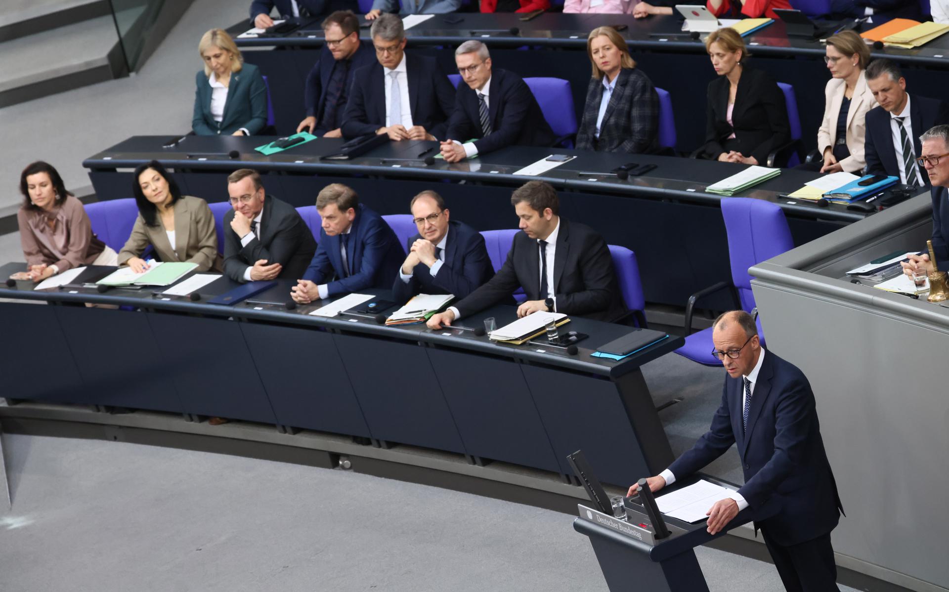 El canciller alemán, Friedrich Merz (D), pronuncia una declaración gubernamental durante una sesión del Parlamento alemán, en Berlín, el 14 de mayo de 2025.EFE/EPA/HANNIBAL HANSCHKE