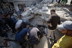 Palestinos buscan supervivientes bajo los escombros de una vivienda alcanzada por un ataque aéreo israelí en Yabalia, norte de la Franja de Gaza, el 23 de mayo de 2025. EFE/EPA/HAITHAM IMAD