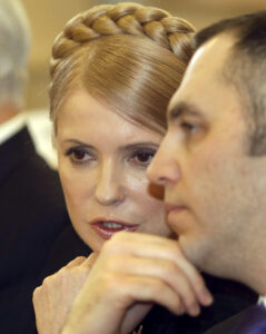 19/2/2010.- Fotografía de archivo del pasado 19 de febrero de 2010 que muestra a la primera ministra de Ucrania, Yulia Timoshenko (i), conversa con su representante legal, Andrei Portnov (d) durante una sesión del Tribunal Administrativo Supremo (TAS) en Kiev, Ucrania. El hombre asesinado esta mañana frente a un colegio de Pozuelo de Alarcón (Madrid) es Andréi Portnov, de 52 años de edad y uno de los principales exasesores del expresidente ucraniano Víktor Yanukóvich, han informado a EFE varias fuentes próximas a la investigación. EFE/Sergey Dolzhenko