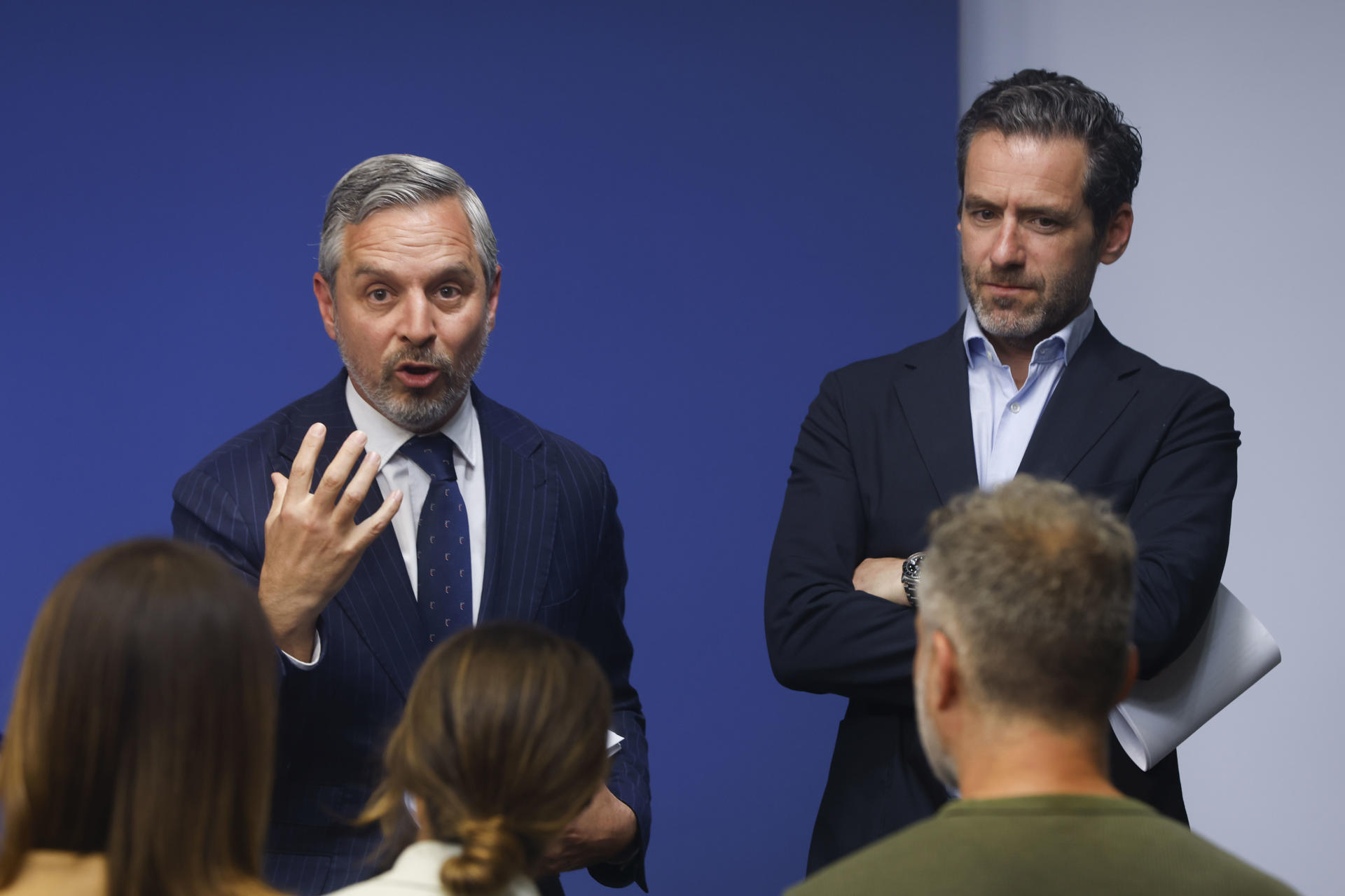 Los vicesecretarios del PP de Cultura, Borja Sémper (d) y de Economía, Juan Bravo (i) durante la rueda de prensa ofrecida este lunes, tras la reunión del Comité de Dirección, en Madrid. EFE/ Blanca Millez
