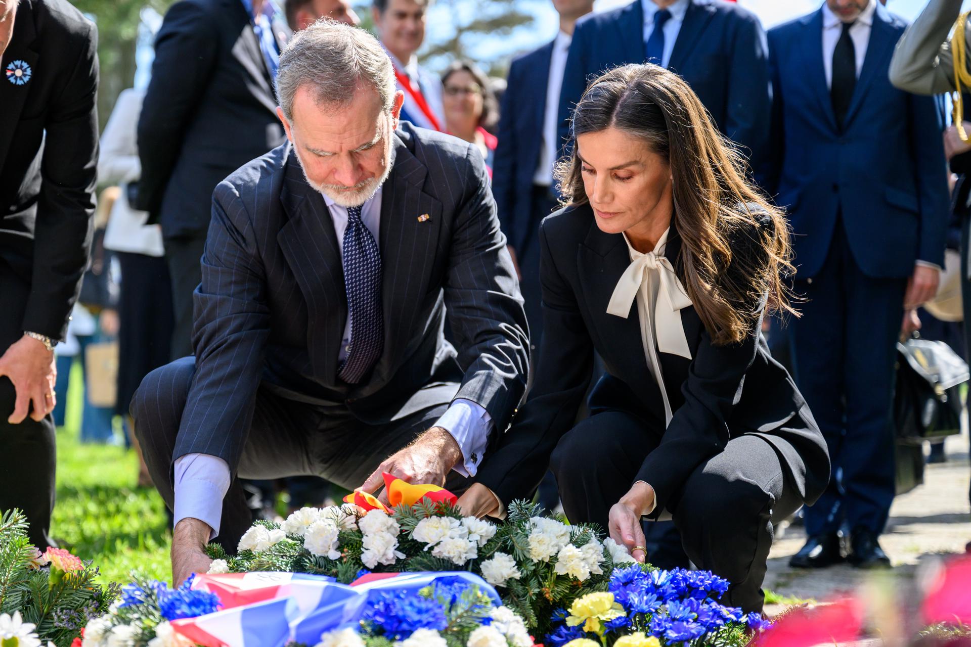 El rey Felipe VI y la reina Letizia (d) depositan una corona de flores en el monumento de Francia durante la conmemoración del 80º aniversario de la liberación del campo de concentración nazi alemán de Mauthausen, en Mauthausen, Austria, este domingo. EFE/Max Slovencik