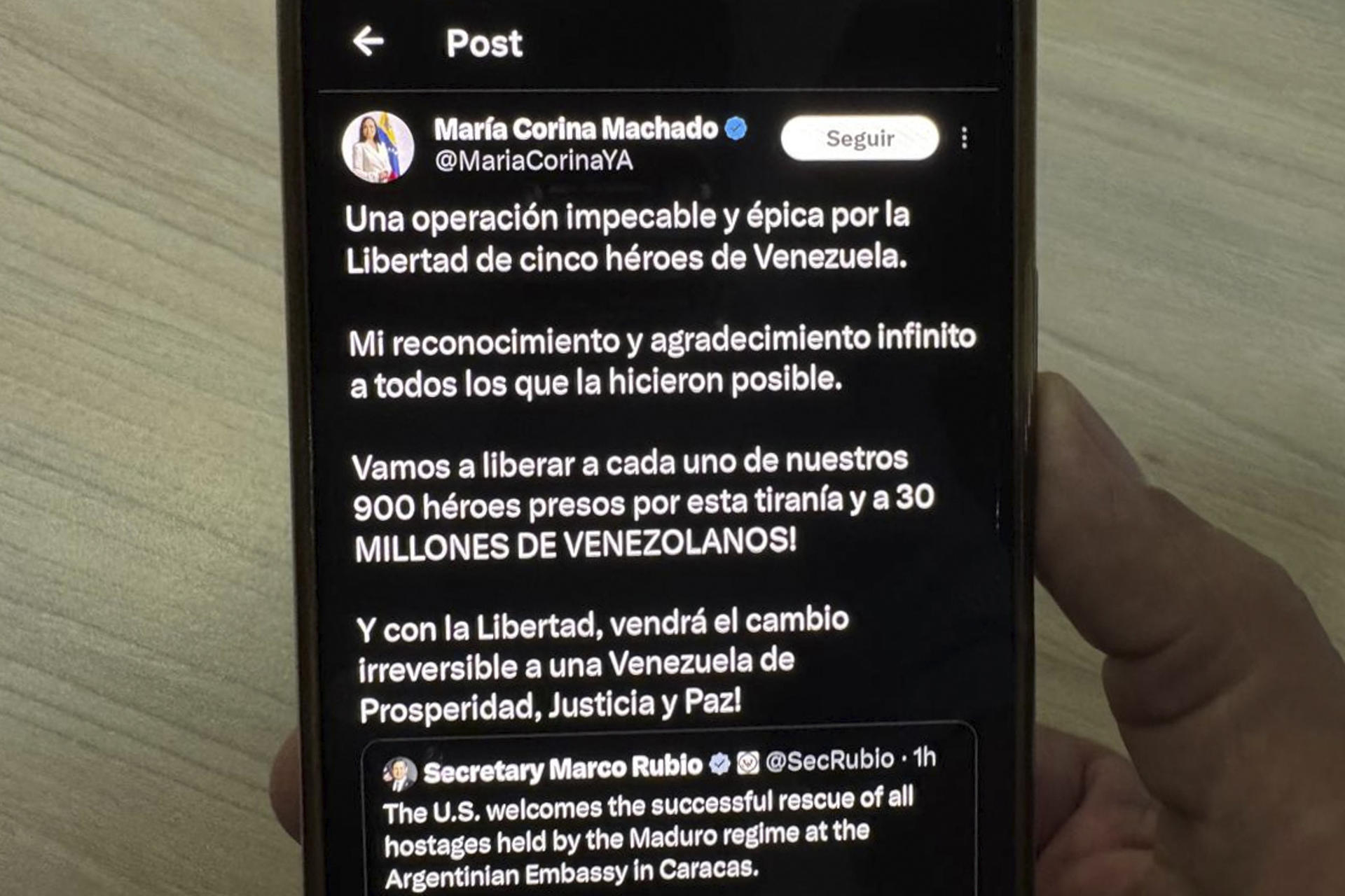 Una persona lee un mensaje en la cuenta en X @MariaCorinaYA de la líder opositora venezolana María Corina Machado. EFE/ Carlos Durán Araújo