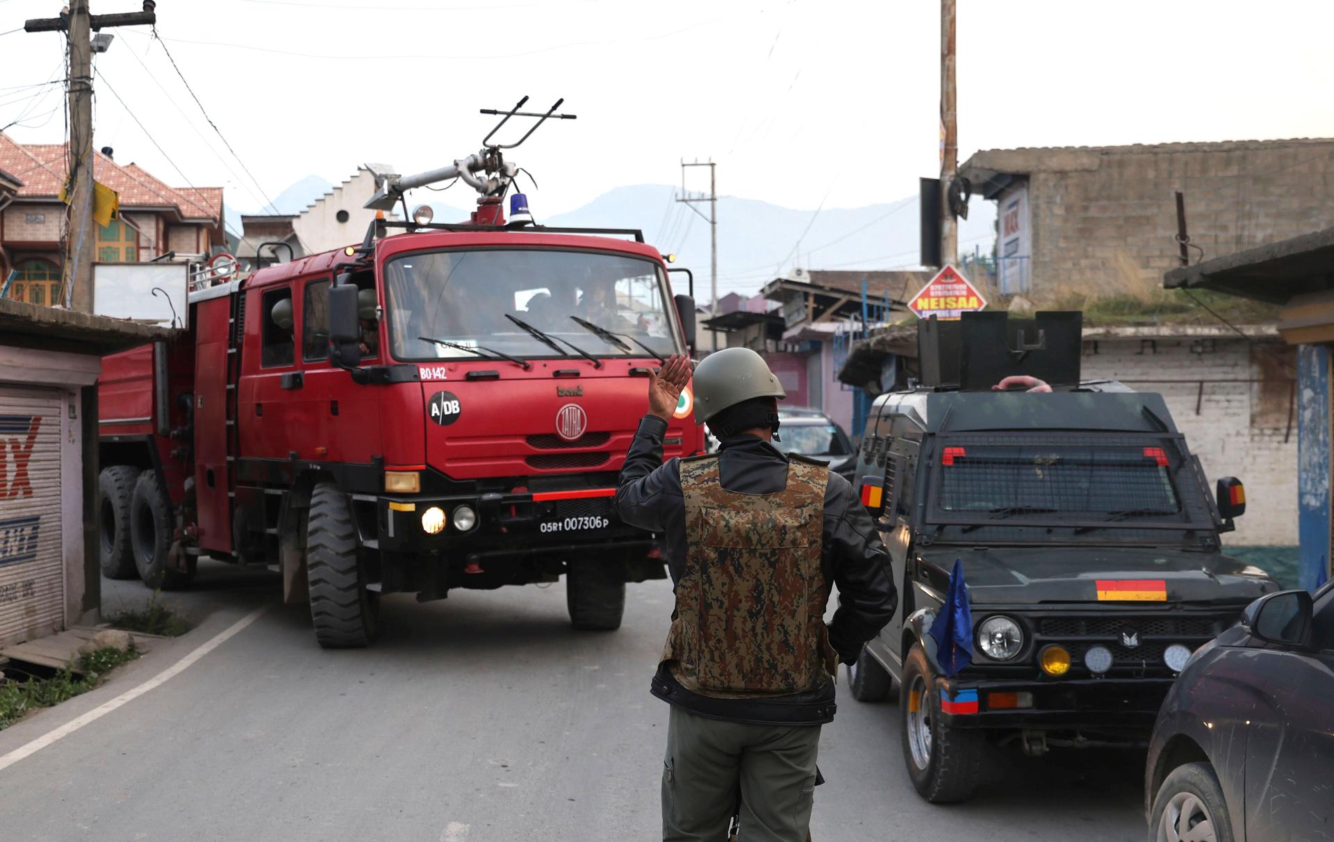 El personal de seguridad indio da paso a una autobomba en un puesto de control de seguridad en las afueras de Srinagar, Cachemira, India, el 7 de mayo de 2025. EFE/FAROOQ KHAN