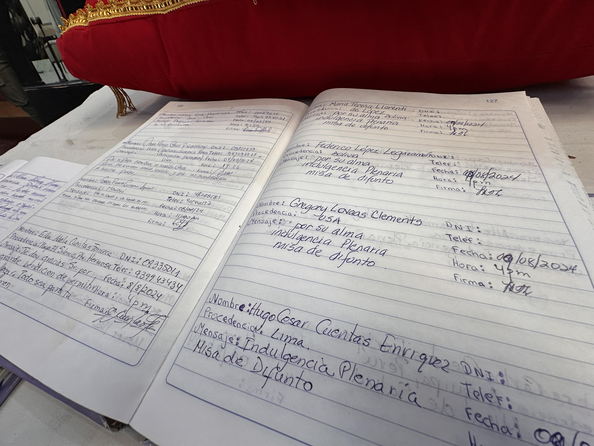 Fotografía de un cuaderno con testimonios de fe hechos por visitantes a la parroquia Santa María Magdalena que describen milagros realizados por el Divino Niño del Milagro, este viernes en Eten, provincia de Chiclayo (Perú). EFE/ Mikhail Huacan