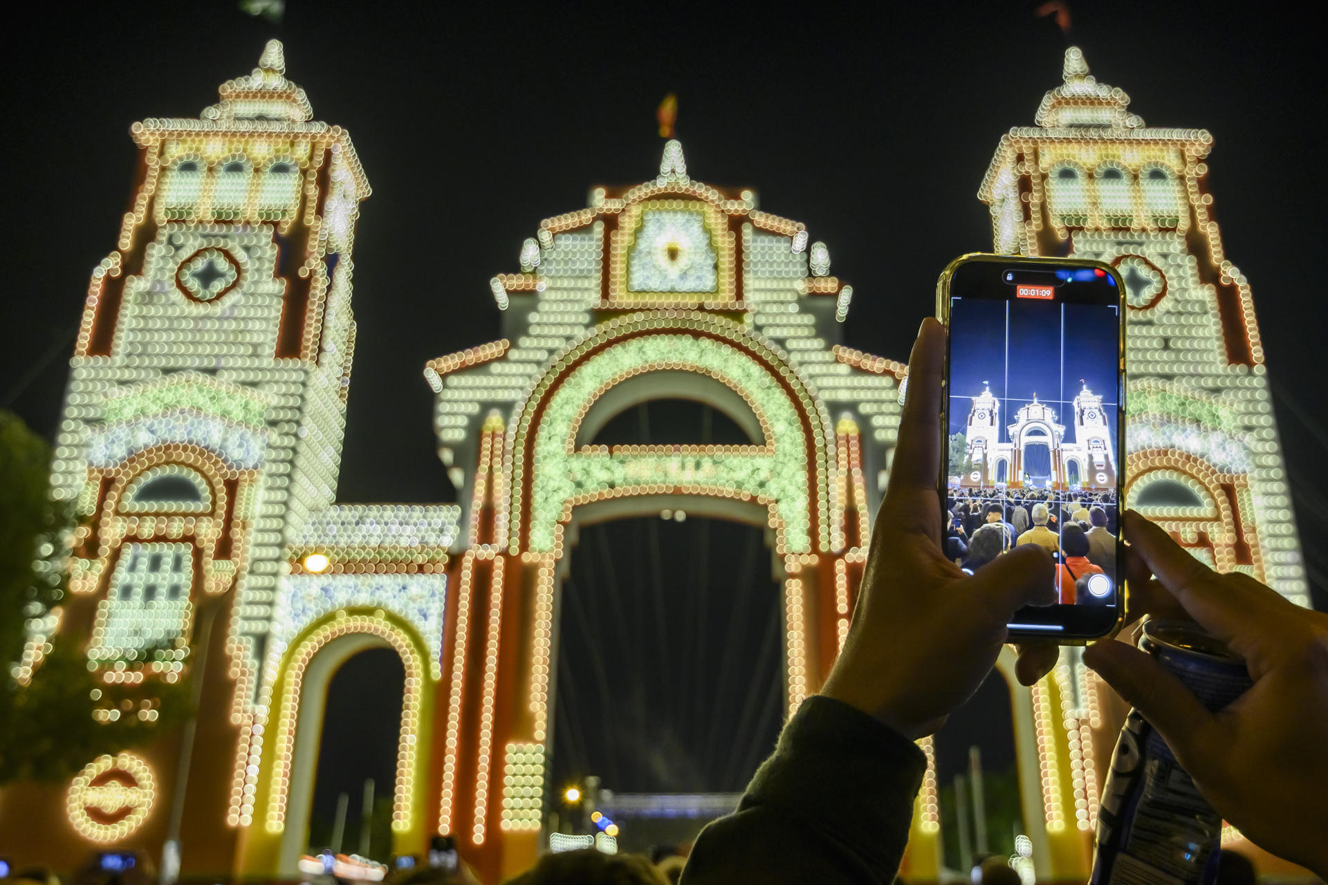 La Feria de Abril de Sevilla, la de la vuelta a la fiesta de una semana de duración ya está en marcha oficialmente, tras encenderse el alumbrado, como siempre, a las 12.00 de la noche en punto, al mismo tiempo en su impresionante portada que en las 15 calles de su Real. EFE/Raúl Caro