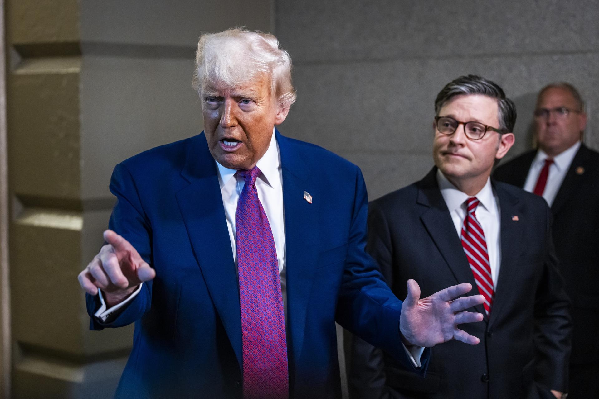 El presidente Donald Trump (izq.), junto al presidente republicano de la Cámara de Representantes, Mike Johnson (der.). EFE/Jim Lo Scalzo
