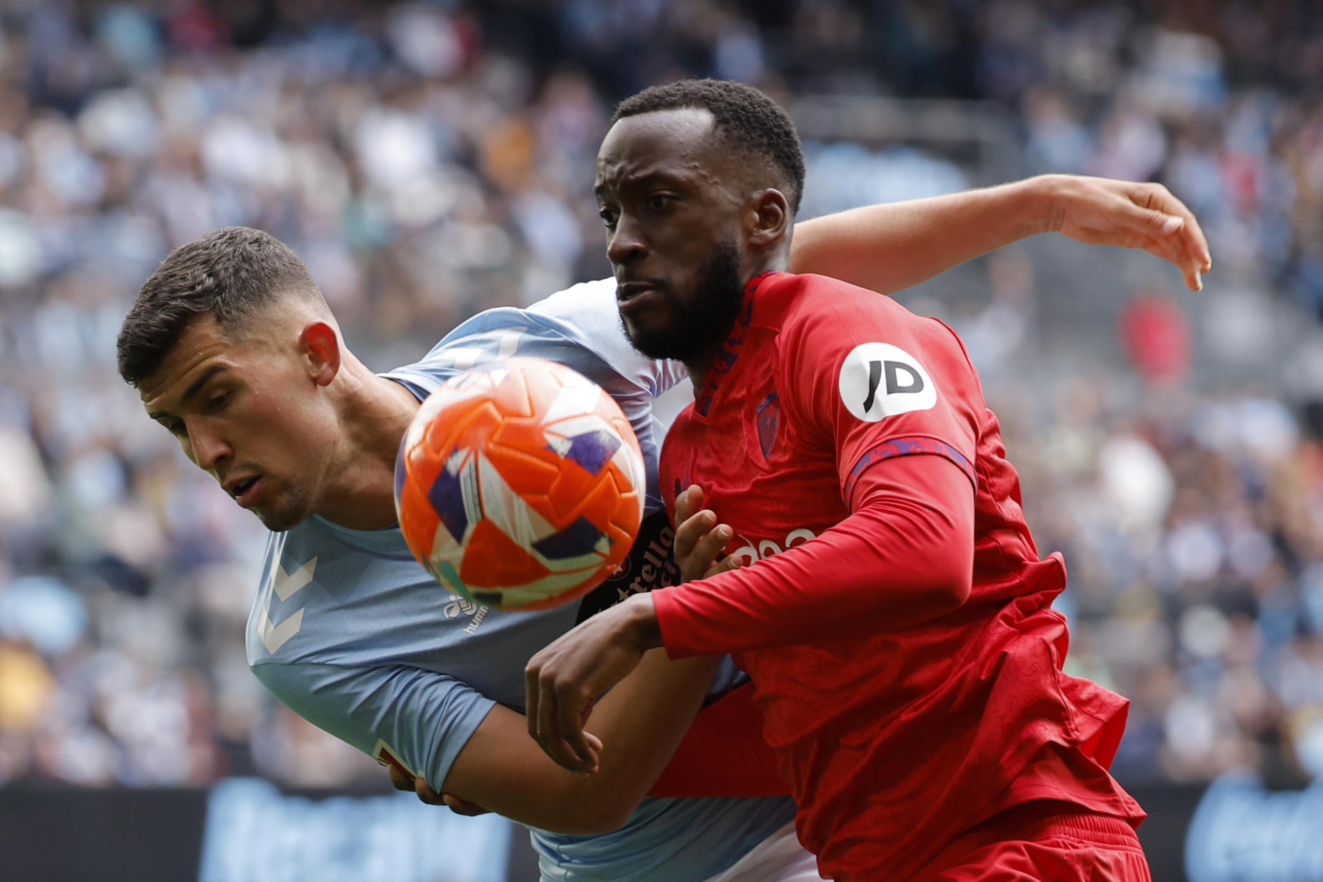 El delantero del Sevilla Dodi Lukebakio, y el defensa del Celta de Vigo Carlos Domínguez, durante el partido de la jornada 35 de LaLiga EA Sports entre el Celta de Vigo y el Sevilla, disputado este sábado en el Estadio Abanca-Balaídos en Vigo.-EFE/ Lavandeira Jr